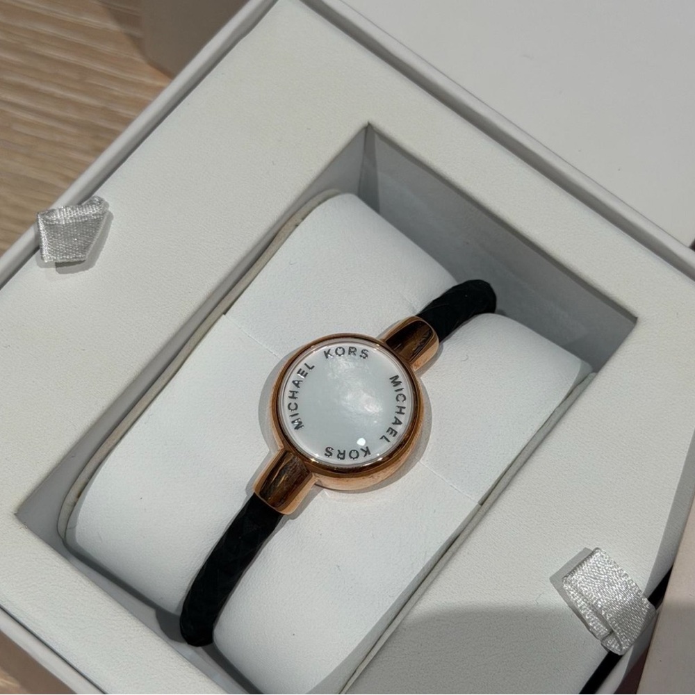 Michael Kors✨🖤💛Gold and Black Women's Access Crosby Activity Tracker